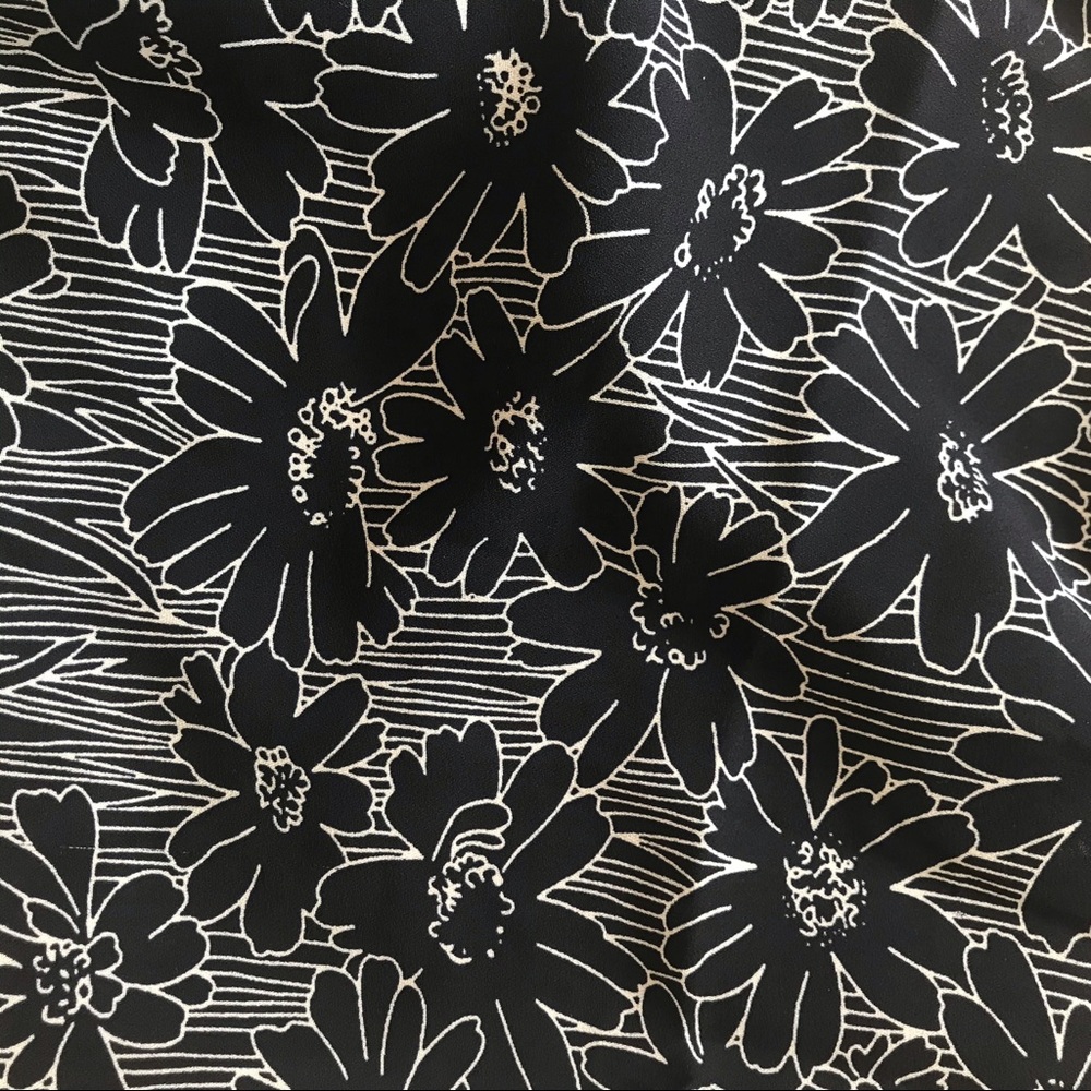 Banana Republic Navy & White Floral V Neck Tanktop - Picture 5 of 8